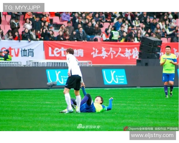 足球明星子女展现天赋打球精彩瞬间引发热议与关注