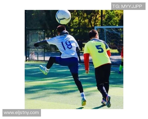 足球明星休闲时光双人合照展现友谊与激情的完美瞬间